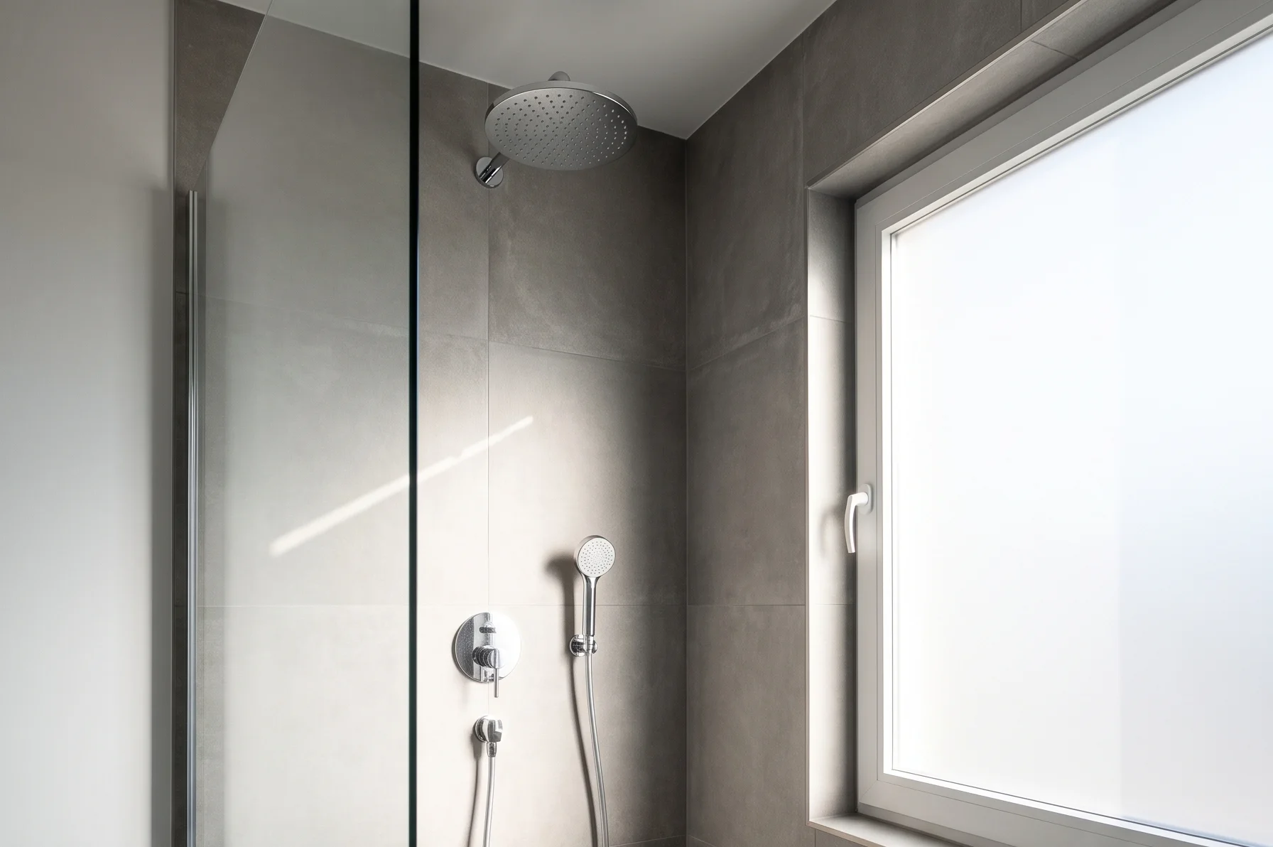 Moderne inloopdouche met glazen wand in een eigentijdse Belgische badkamer