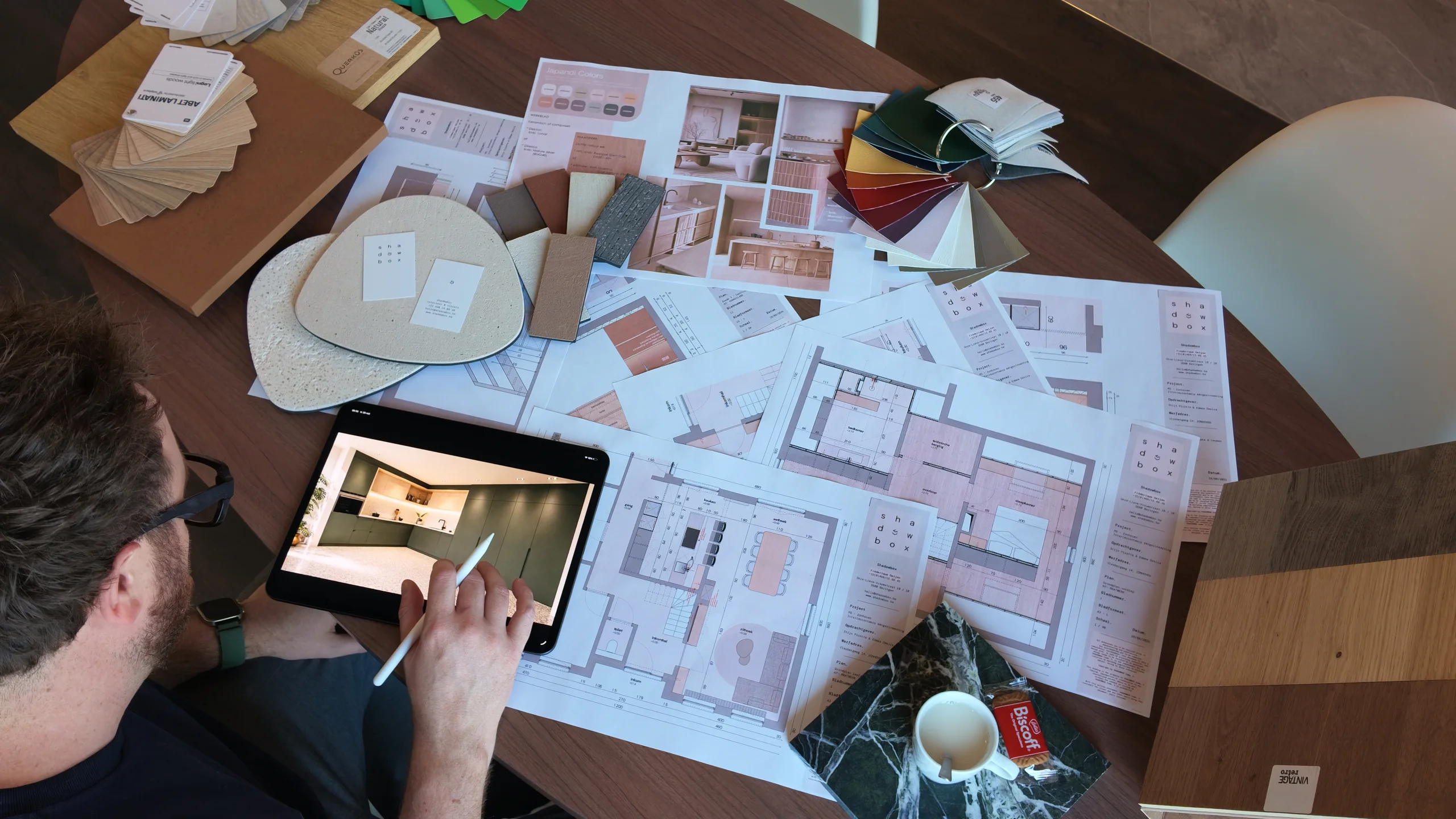 Plannen en materiaalstalen tijdens de voorbereiding van een renovatie